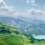 Panorama montano con sentieri e alberi, ideale per escursioni a basso costo.
