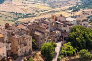 Vista panoramica del paese più piccolo della Sicilia, caratterizzato da stradine pittoresche e architettura affascinante.