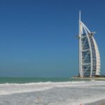 Vista panoramica di Dubai con grattacieli e spiagge, simbolo di una meta turistica costosa.