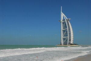 Vista panoramica di Dubai con grattacieli e spiagge, simbolo di una meta turistica costosa.