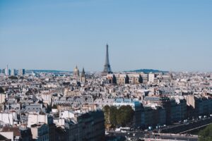 Panorama di Parigi con la Torre Eiffel, simbolo di un weekend romantico nella capitale francese.
