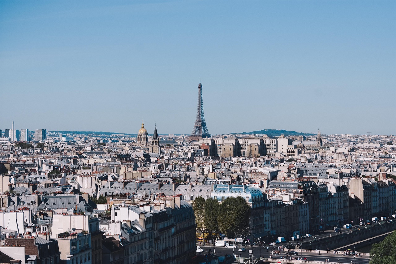 Panorama di Parigi con la Torre Eiffel, simbolo di un weekend romantico nella capitale francese.