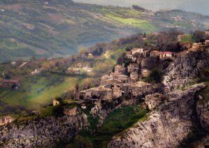 Panorama di un suggestivo borgo italiano immerso nella natura.