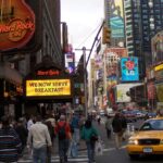 Panoramica di New York con grattacieli e skyline al tramonto, simbolo di una vacanza indimenticabile.