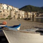 Spiaggia tranquilla in Italia, senza folla, con mare cristallino e sabbia dorata.