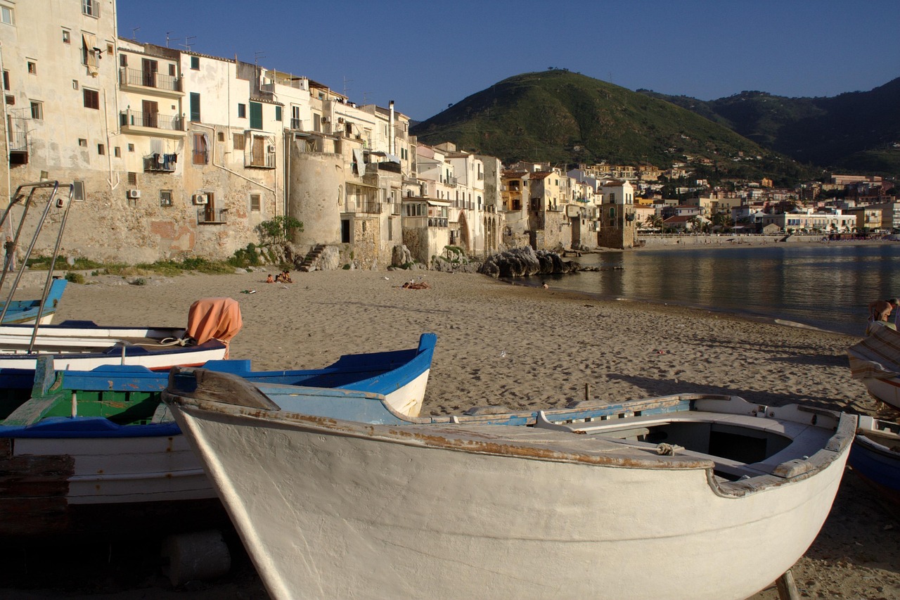 Spiaggia tranquilla in Italia, senza folla, con mare cristallino e sabbia dorata.