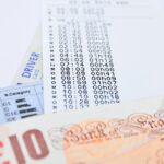 Anziano che sorride con un'auto, simbolo dell'esenzione dal bollo auto per i settantenni nel 2026.