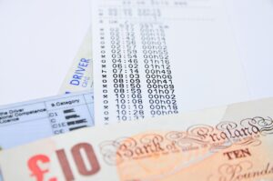 Anziano che sorride con un'auto, simbolo dell'esenzione dal bollo auto per i settantenni nel 2026.