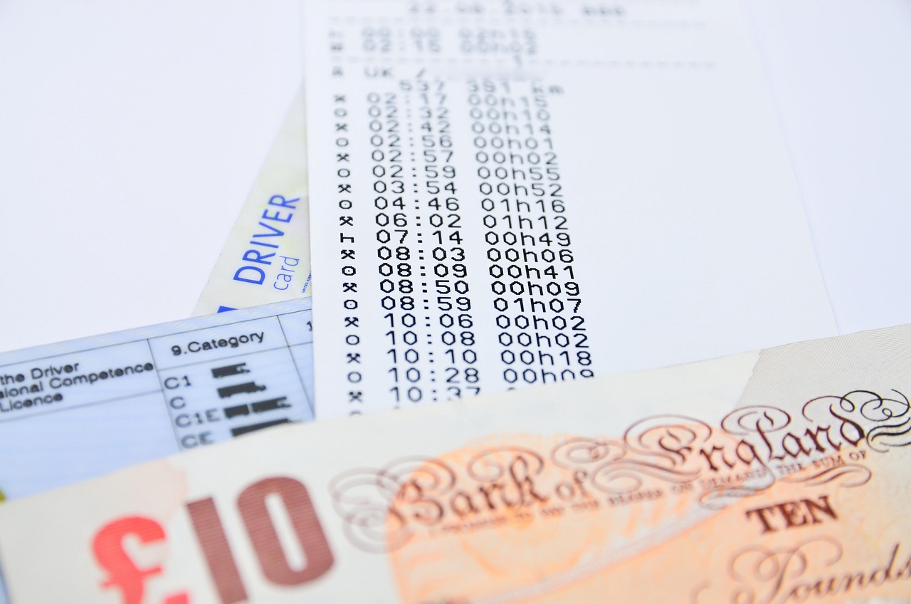 Anziano che sorride con un'auto, simbolo dell'esenzione dal bollo auto per i settantenni nel 2026.