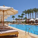 Vista panoramica di Sharm el Sheikh con spiaggia e mare cristallino.