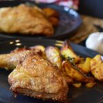 Friggitrice ad aria in cucina con cibo cucinato, simbolo di praticità e abbandono da parte degli utenti.