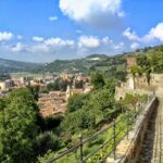 Panorama di un caratteristico paese veneto con edifici storici e strade acciottolate, simile a un museo all'aperto.