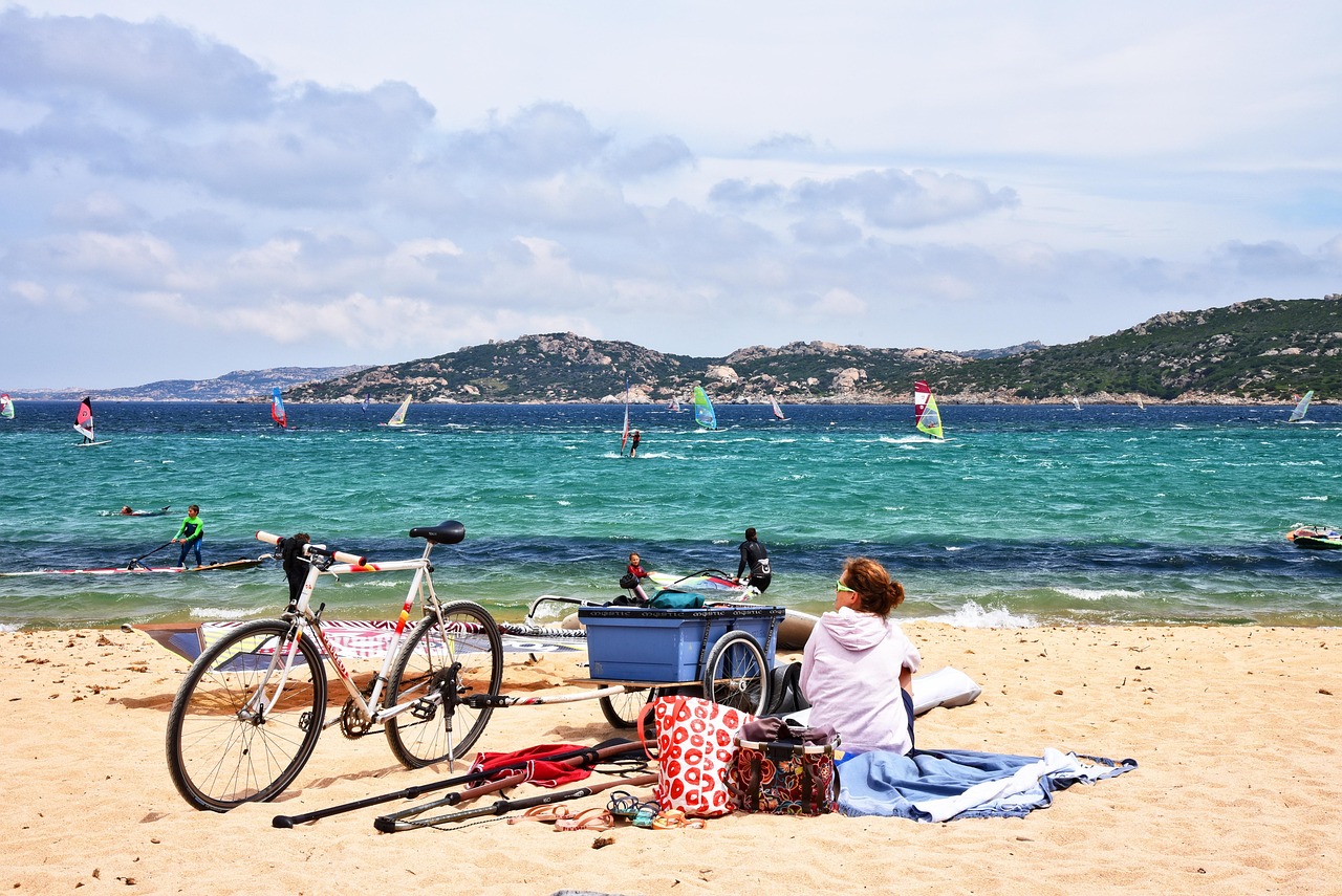 Spiaggia di sabbia bianca e mare cristallino in una località estiva alternativa alla Sardegna.