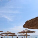 Vista panoramica di una spiaggia albanese, con acque cristalline e spiaggia di sabbia.
