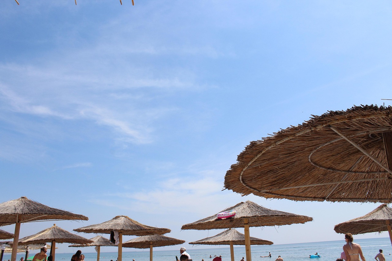 Vista panoramica di una spiaggia albanese, con acque cristalline e spiaggia di sabbia.