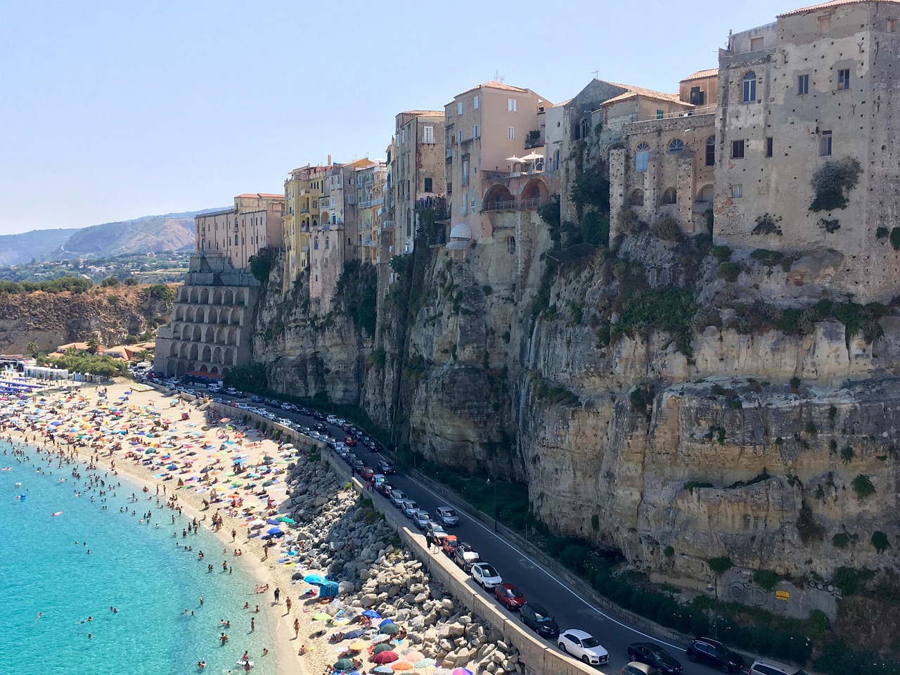 Panorama della Sicilia con spiagge e montagne, rappresentativo di una settimana di vacanza.