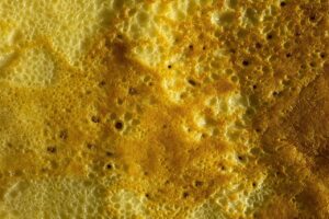 Immagine di crepes soffici su un piatto, accompagnate da ingredienti come farina e uova.