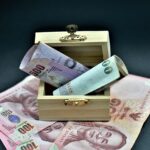 Spiaggia tropicale in Thailandia con sabbia bianca e acque cristalline, simbolo di una vacanza da sogno.