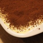 Tuorli d'uovo montati con zucchero, cremosi e di colore chiaro, pronti per il tiramisù.