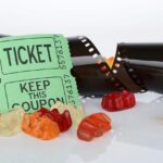 Giovani sorridenti al festival estivo, con biglietti in mano e atmosfera festosa.